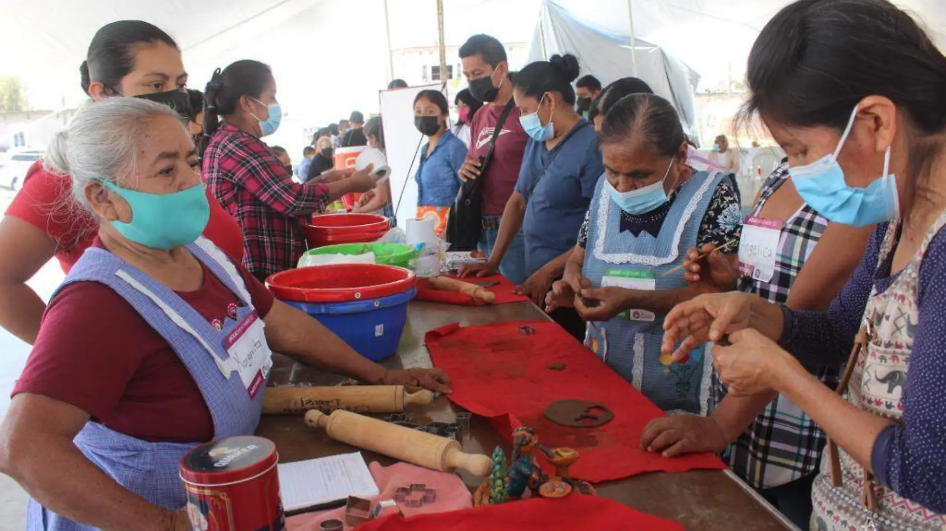 Mujeres de Cohuecan elaboran artesanías sin plomo 